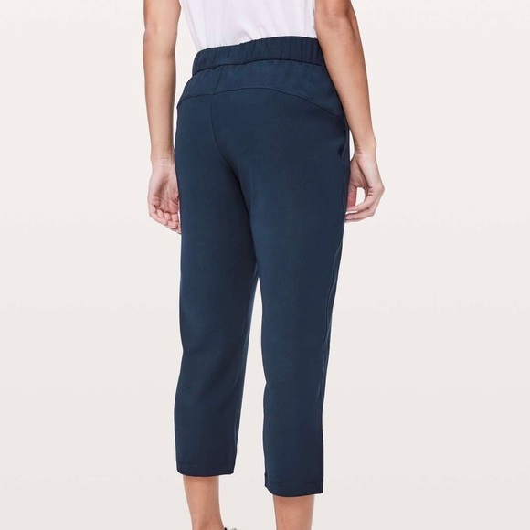 Lululemon On The Fly Crop (Woven), 23" Inseam - Picture 3 of 8